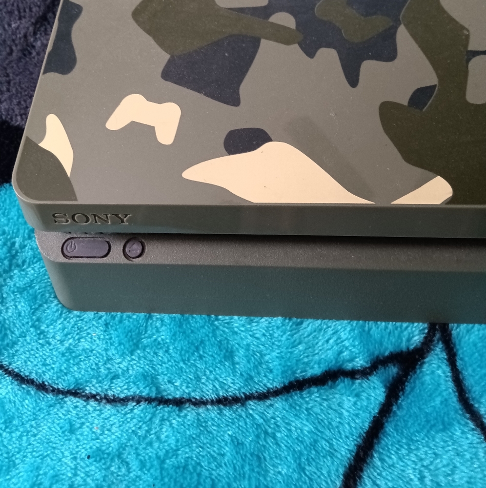 PlayStation 4 Slim Green Camouflage 1TB + 3 PS4 Games